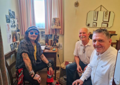 Johnny Depp, Geoff & Alun in Dylan's tiny bedroom